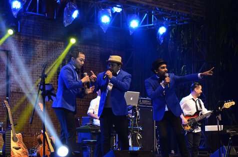 Penuh canda, Trio Lestari sajikan musik sekaligus goyangan dangdut di tengah Malang Jazz Festival 2016 © KapanLagi.com/Natanael Sepaya