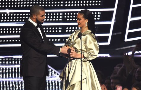 Drake berikan kado ulang tahun untuk Rihanna lewat lagu yang dinyanyikan-nya dalam konser di Dublin © AFP