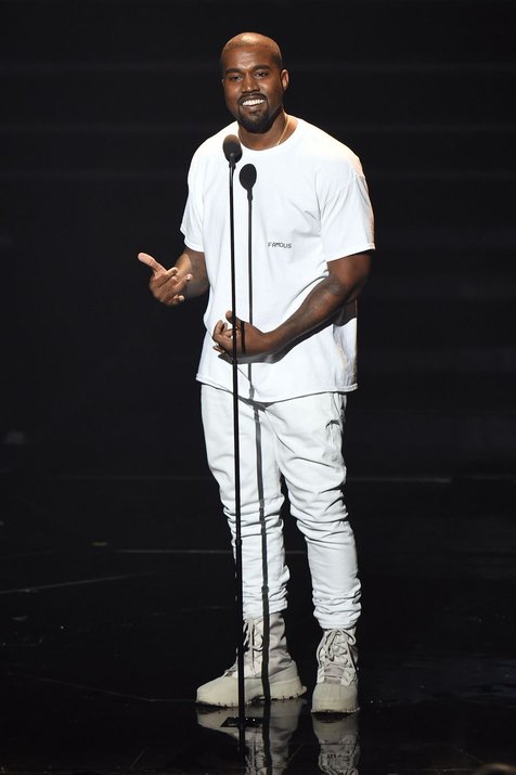 Kanye West saat memperkenalkan video klip teranyarnya, Fade, di MTV VMA 2016 © AFP