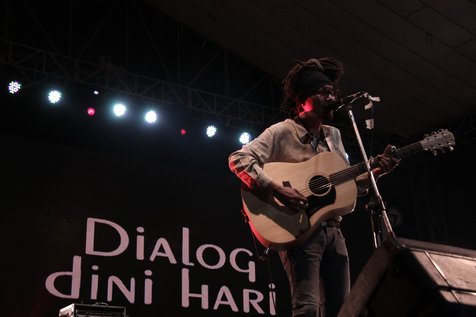 Dialog Dini Hari semakin hangatkan malam di KickFest Malang 2016 © KapanLagi.com/Natanael Sepaya