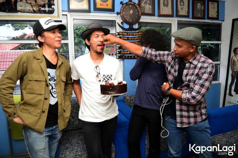 Keakraban personel Slank berkhayal jika Mick Jagger datang ke markas mereka. / ©KapanLagi.com®/Bayu Herdianto 