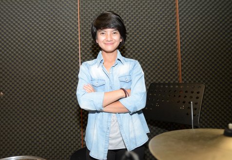 Alsa harus menunggu umur 8 tahun sebelum benar-benar bisa menyalurkan hasrat bermusiknya lewat instrumen drum © KapanLagi.com/Muhammad Akrom Sukarya