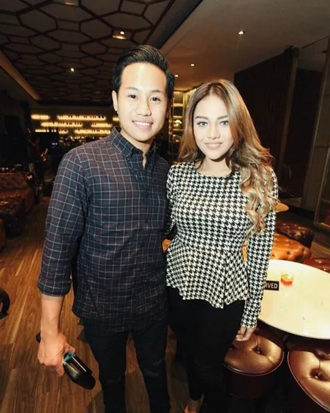 Aurel tak malu lagi pamer kemesraan dengan pacarnya © Instagram.com