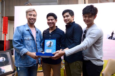 'PERSONA' Vidi Aldiano resmi mendapat sertifikasi Triple Platinum © KapanLagi.com/Bayu Herdianto