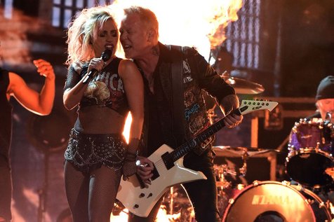 Saat mic Mati, James Hetfield berimprovisasi dengan menggunakan mic Lady Gaga © AFP