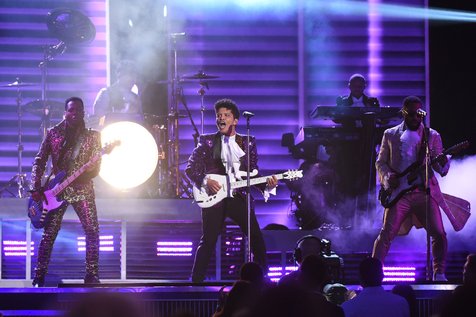 Bruno Mars harus hentikan konsernya sesaat karena panggung yang terbakar © AFP