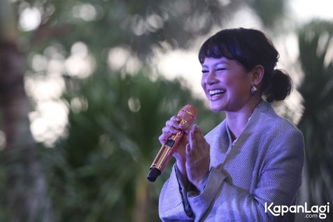 Andien menyiapkan kejutan di panggung JFF 2017. © KapanLagi.com/Agus Apriyanto