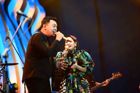 Andien sempat berkolaborasi dengan Tulus di panggung Java Jazz 2017. © KapanLagi.com/Bayu Herdianto