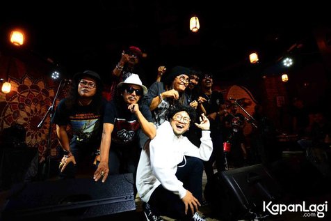 Kunto Aji bersama OM PMR dalam perilisan single 'Too Long To Be Alone' © KapanLagi.com/Bayu Herdianto