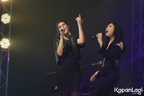 Aksi Raisa x Isyana di stage © KapanLagi.com/Budy Santoso