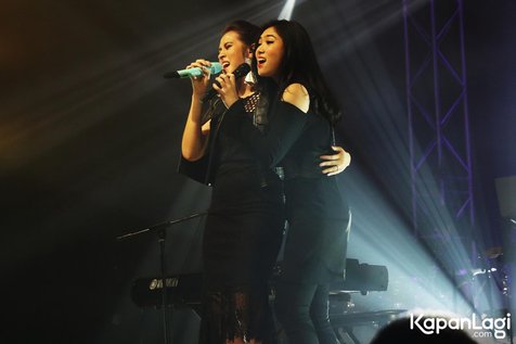 Raisa dan Isyana kompak tukar lagu untuk ditampilkan dalam satu segmen di Showcase (5/4) © KapanLagi.com/Budy Santoso