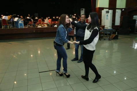 Isyana Sarasvati bakal bawakan salah satu lagu hit milik Rossa, 'Tegar' © KapanLagi.com/Agus Apriyanto