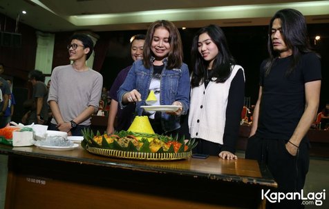 Rossa setelah latihan dengan Isyana Sarasvati di Nyi Ageng Serang, Kuningan, Jakarta Selatan © KapanLagi.com/Agus Apriyanto