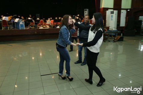 Isyana Sarasvati akan bawakan 'Tegar' di konser Rossa pada 13 April mendatang. Isyana menceritakan bahwa 'Tegar' merupakan lagu masa SD © KapanLagi.com/Agus Apriyanto