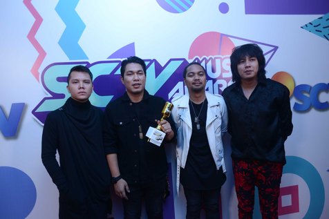Armada Band kembali catat prestasi baru dengan meraih gelar 'Band Paling Ngetop' di SCTV Music Awards 2017 © KapanLagi.com/Bayu Herdianto