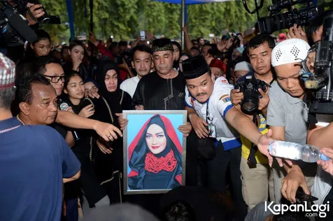 Selain humoris, Mpok Atiek mengenal Julia Perez sebagai artis yang profesional © KapanLagi.com/Bayu Herdianto