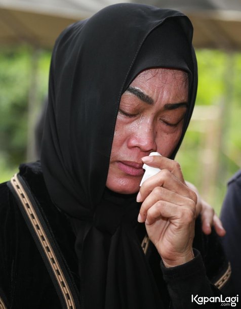 Ibu Julia Perez, Sri Wulansih menyebut Depe dengan panggilan 'nak' © KapanLagi.com/Agus Apriyanto