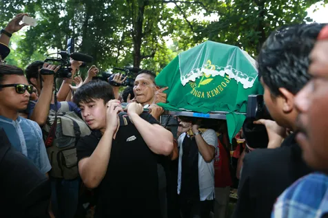 Setelah dari rumah, Andhika Pratama dan Ussy Sulistiawaty berencana untuk pergi ke makam Julia Perez © KapanLagi.com/Agus Apriyanto