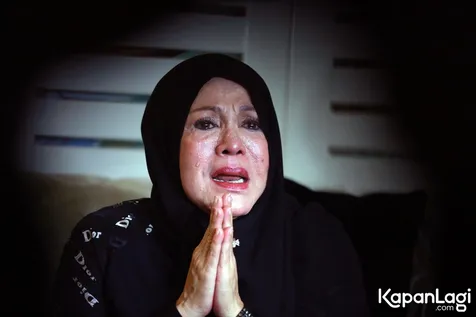 Mpok Atiek kaget saat melihat kondisi Jupe di Rumah Sakit © KapanLagi.com/Muhammad Akrom Sukarya