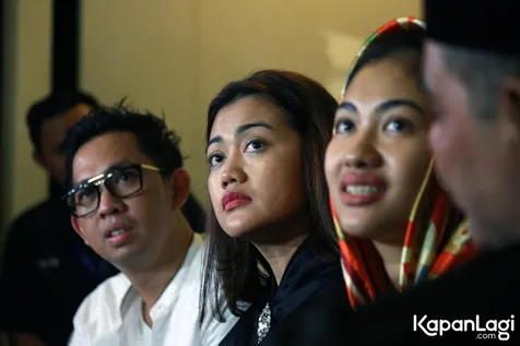 Nia Anggia menyayangkan langkah acara televisi terkait yang syuting live di makam Jupe yang masih basah © KapanLagi.com/Muhammad Akrom Sukarya