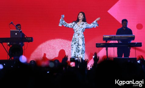 Isyana Sarasvati membawakan sederetan lagu andalannya di Spotify On Stage. © KapanLagi.com/Agus Apriyanto