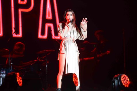 Dua Lipa berhasil meraih posisi puncak Pop Songs Airplay Chart © KapanLagi.com/Bayu Herdianto