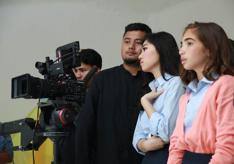 Isyana Sarasvati antusias ketika ia menjadi director untuk music video-nya sendiri © KapanLagi.com/Muhammad Akrom Sukarya