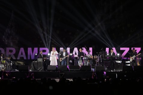 Bersama, Raisa x Isyana berhasil meraih standing applause dari para penikmat musik 'Indihome Prambanan Jazz Festival 2017' © KapanLagi.com/Mathias Purwanto