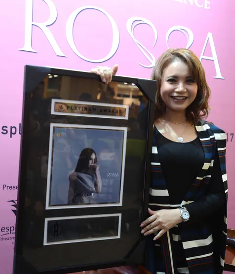 Dalam waktu 6 bulan, album 'A NEW CHAPTER' Rossa raih 4 platinum!