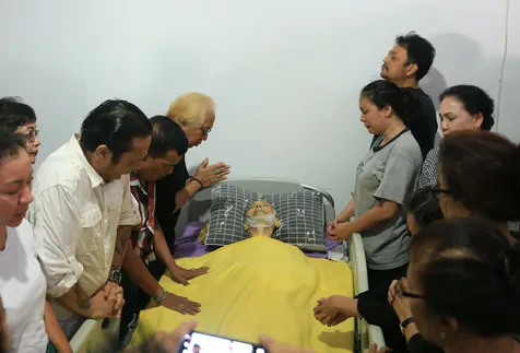 Keluarga tidak kuasa menahan tangis ketika mengiringi kepergian musisi senior Benny Panjaitan