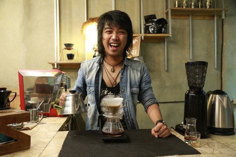 Bojes masih tetap menyalurkan hasrta bermusiknya lewat Rockstar Coffee © KapanLagi.com/Akbar Prabowo Triyuwono