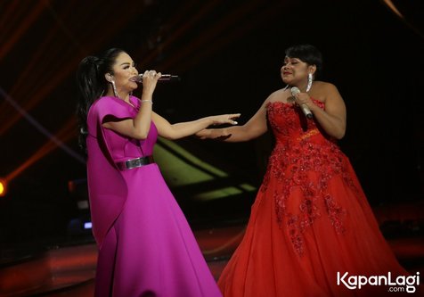 Krisdayanti memuji kecantikan Joan Veroni. © KapanLagi.com/Agus Apriyanto