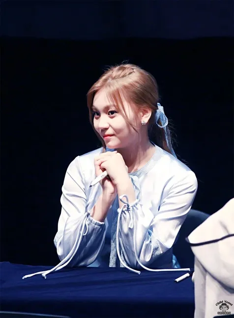 Umji Gfriend - 267 suara (0,6%)