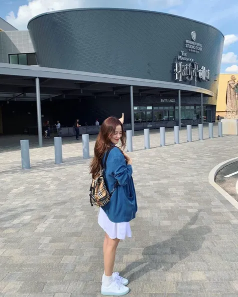 Pose di Depan Gedung