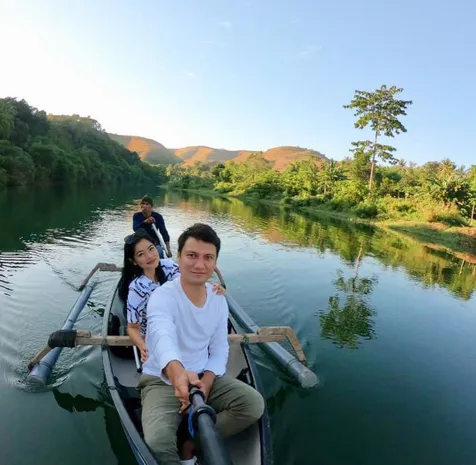 Naik Perahu di Sungai