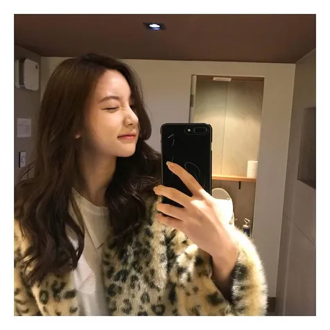 Follow Instagram Hwang Hana