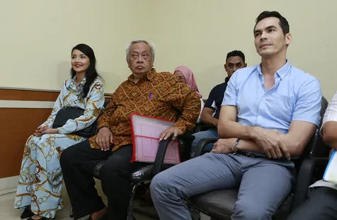 Anak Diasuh Berdua