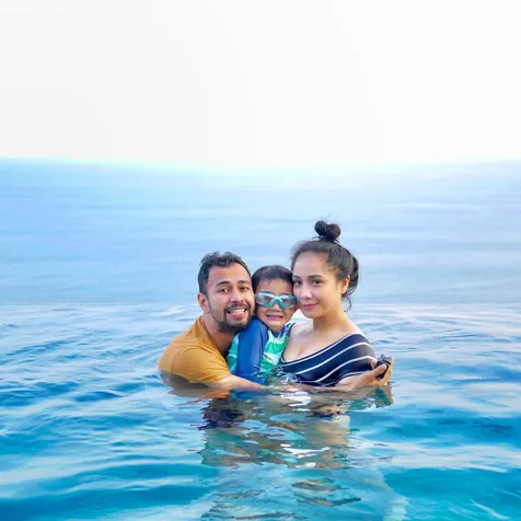 Belajar Agama dengan Suami Kartika Putri