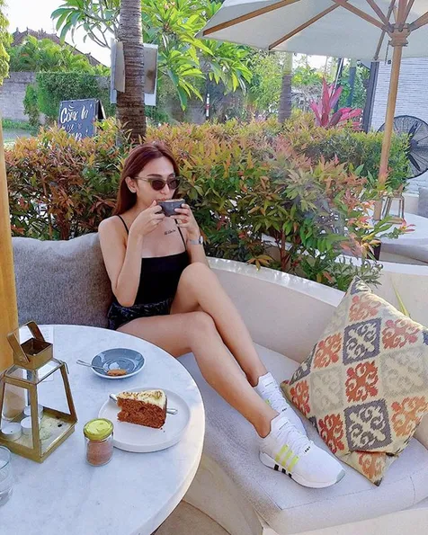 Pamer Kaki Jenjang