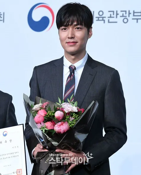 Lee Min Ho dan Bunga