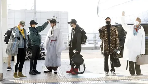 Pakai Hanbok di Bandara