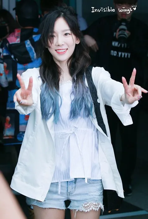 Hitam dan Biru Muda