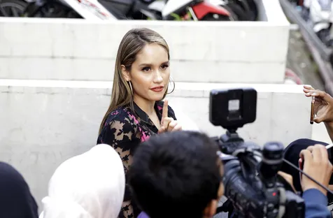 Cinta Laura Excited
