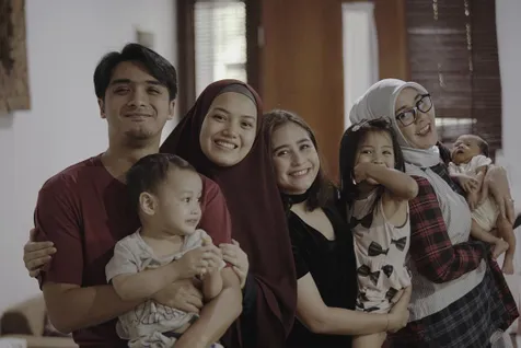 Bermain Bersama Anak Ricky Harun