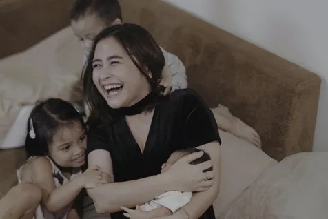Kunjungi Herfiza Setelah Melahirkan