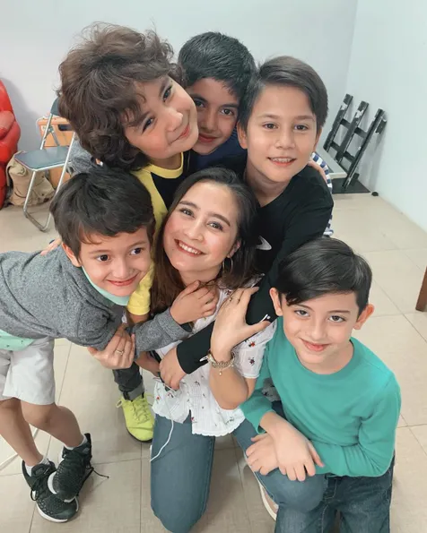 Dikelilingi Banyak Anak Kecil