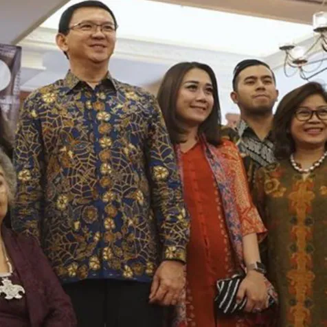 Berbagai Foto Perlihatkan Perut Buncit