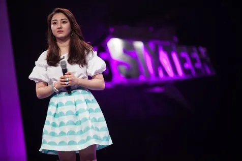 Di Acara Sixteen