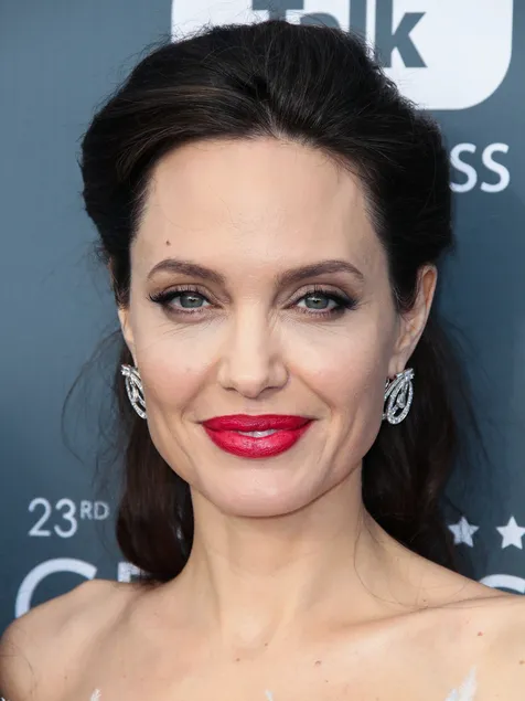 Curhatan Angelina Jolie