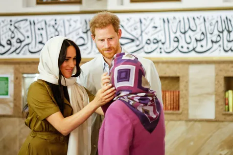Meghan Bantu Seorang Ibu-Ibu
